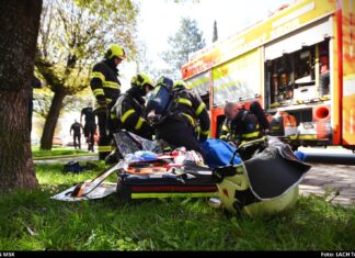 Hasiči spolu s policisty zachránili z hořícího bytu muže