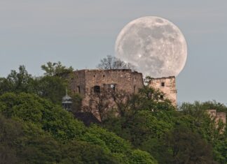 HRAD HUKVALDY V OBLEŽENÍ NÁVŠTĚVNÍKŮ