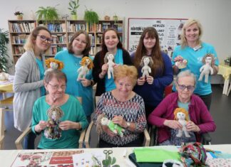 Panenky Maruška a Vlasta putují na dobrou věc. Ušili je senioři ze SeniorCentra SeneCura v Havířově