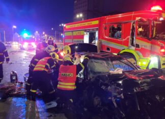 Hasiči zasahovali u vozidla, které narazilo do sloupu veřejného osvětlení