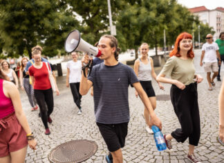 MOTTO LETNÍ DIVADELNÍ ŠKOLY ATELIÉRU NDM PRO ROK 2023: ARTIVISMUS: UMĚNÍ NEBO AKTIVISMUS? JAK ZVEDNOUT MLADOU GENERACI ZE ŽIDLE?