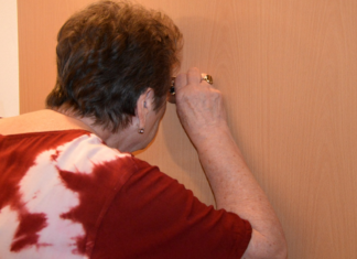 Montáže panoramatického kukátka a řetízku bezpečí běží i v letošním roce