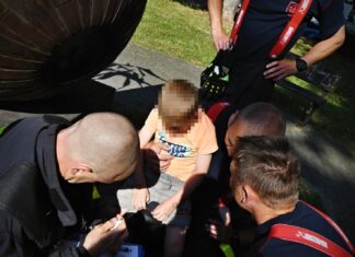 Plechová socha a uvězněné dítě, pomohli přivolaní hasiči