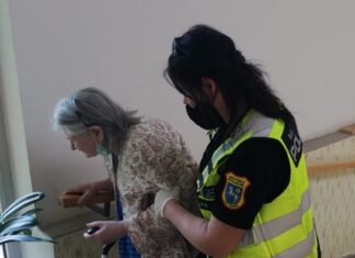 Strážníci pomohli dvěma ležícím seniorkám