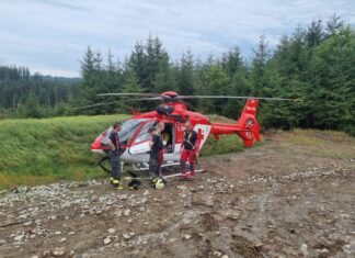 Hasiči spěchali na pomoc muži zavaleného stromem