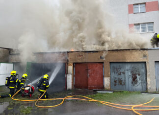 Čtyři jednotky hasičů zasahovaly při požáru garáží v Ostravě, předběžná škoda byla vyčíslena na jeden milion korun