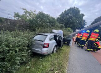 Nehoda osobního vozidla do sloupu v Ostravě