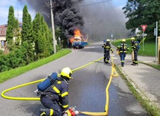 Požár dodávkového automobilu a hrozil výbuch