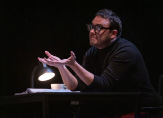 BEZ ROUCHA – OBLÍBENÁ KOMEDIE MICHAELA FRAYNA V OSTRAVSKÉ PREMIÉŘE