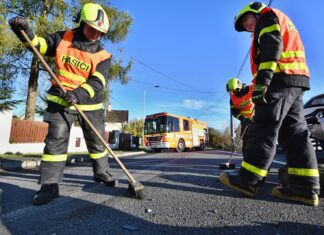 Při nehodě dvou osobních vozidel v Ostravě byli zraněni tři lidé, zasahoval i vyprošťovací automobil hasičů