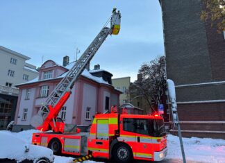 Hasiči z Moravskoslezského kraje opět nabízejí seznam firem na shazování sněhu a ledu ze střech