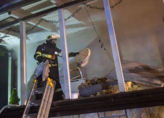 Za požárem chaty v Komorní Lhotce stojí adventní věnec, hasiči svým zásahem uchránili hodnoty za 2 miliony korun