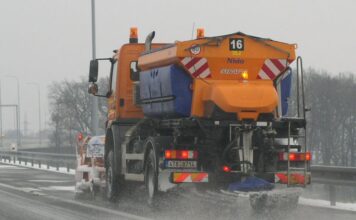 Ostravským silničářům začala zima. Sypače vyjely na namrzající mosty