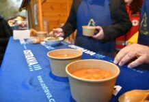 Vánoční polévka s vedením města a koledy před radnicí