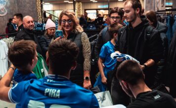 Lovci autogramů zaplnili vánoční fanshop