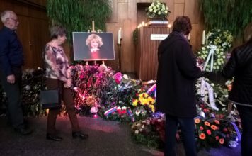 V Ostravě se lidé rozloučili s Věrou Špinarovou, začal rodinný pohřeb