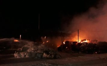 Hořící balíky lepenky, papíru a lepenky