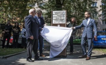 Pietní místo s pamětní deskou připomínající tábor Hanke