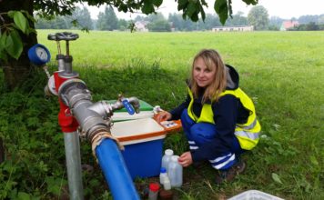 Vodovodní potrubí čistí v Ostravě ledovou tříští