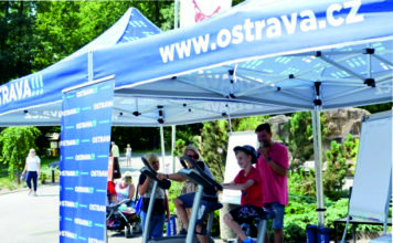 Jízdou na kole pomáhali