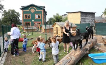 Děti se starají o zvířátka venku i uvnitř