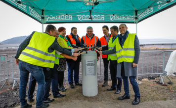 SLAVNOSTNÍM POKLEPÁNÍM NA ZÁKLADNÍ KÁMEN BYLA V PIVOVARU RADEGAST ZAHÁJENA STAVBA NOVÉ PLECHOVKOVÉ LINKY