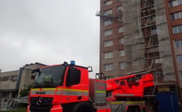 OSTRAVŠTÍ HASIČI ZACHRAŇOVALI ČTYŘI DĚLNÍKY Z NAKLONĚNÉ STAVEBNÍ LÁVKY