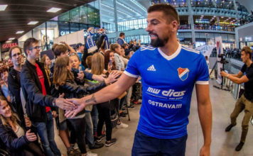 AUTOGRAMIÁDA OPĚT PŘIVÁBILA DAVY FANOUŠKŮ