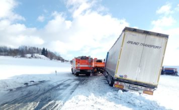 Speciální technika z Ostravy zasahuje na dvou ucpaných místech Bruntálska