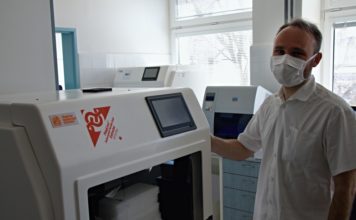 Zdravotní ústav v Ostravě zprovoznil 3 nové přístroje na diagnostiku koronaviru, nahradí lidi, zdokonalí testování