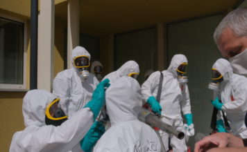 Zkušení hasiči dekontaminují část Městské nemocnice Ostrava