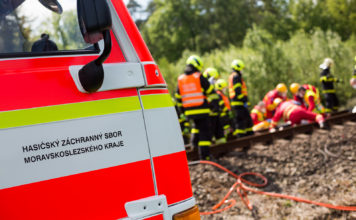 Po střetu vlaku s osobním automobilem v Horních Tošanovicích museli hasiči vyprostit řidičku