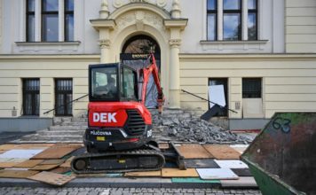 Radnice Slezské Ostravy bude mít nové žulové schody