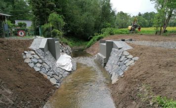 STEZKA KOLEM POTOKA V MARTINOVĚ DOSTÁVÁ NOVOU LÁVKU