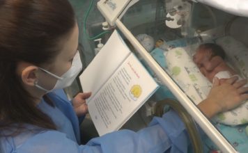 Rodiče čtou svým předčasně narozeným dětem v inkubátorech