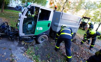 Ostravští hasiči vyprošťovali na Dubině zametací vůz