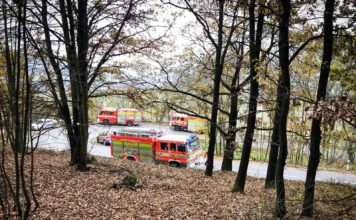 Hasiči v Odrách zachraňovali paraglidistu z vysokého stromu, zůstal zamotaný v provazech