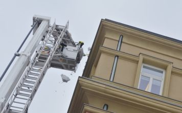 Hasiči v centru Ostravy sklízejí i ve čtvrtek led a rampouchy se střech