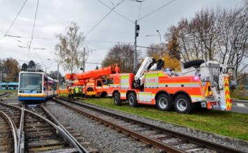 Ostravští hasiči nakolejovali tramvaj na Hranečníku pomocí jeřábu