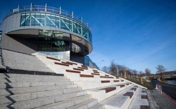 Nábřeží pod novými budovami fakult na Černé louce má za sebou první etapu revitalizace