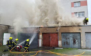 Čtyři jednotky hasičů zasahovaly při požáru garáží v Ostravě, předběžná škoda byla vyčíslena na jeden milion korun