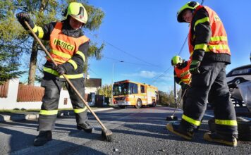 Při nehodě dvou osobních vozidel v Ostravě byli zraněni tři lidé, zasahoval i vyprošťovací automobil hasičů