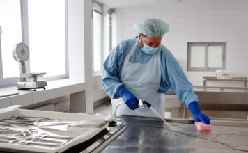 Patologie Městské nemocnice Ostrava má po rekonstrukci novou pitevnu