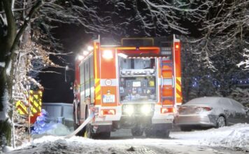 Při nočním požáru rodinného domu museli hasiči dopravovat vodu pomocí dálkového vedení