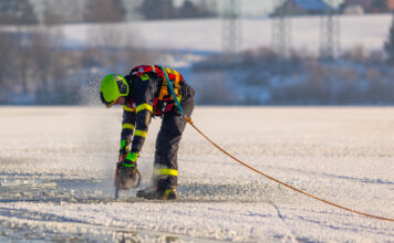 Hasiči nacvičují záchranu osob z ledových ploch