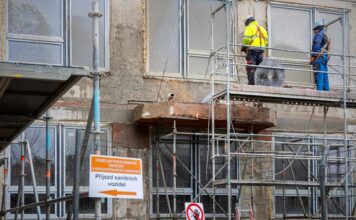 Stavbaři odřezali v rámci rekonstrukce a zateplení lůžkového pavilonu nemocnice poslední balkón