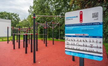 Budova bývalé školy V Zálomu má nové atrium, v areálu vzniklo také workoutové hřiště pro veřejnost