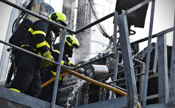 Šest jednotek hasičů zasahovalo u požáru chladicí věže v Ostravě, vznikla škoda za 15 milionů