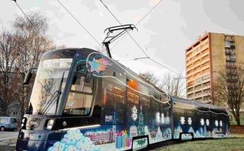 Vánoční tramvaj už projíždí Ostravou. Na cestující čeká vyzdobený interiér a hrající koledy