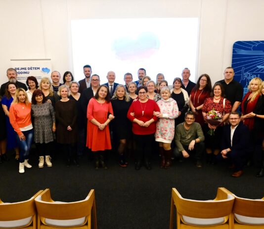 Pěstouni v Ostravě poskytují dětem jistotu: Město jim poděkovalo na adventním setkání.